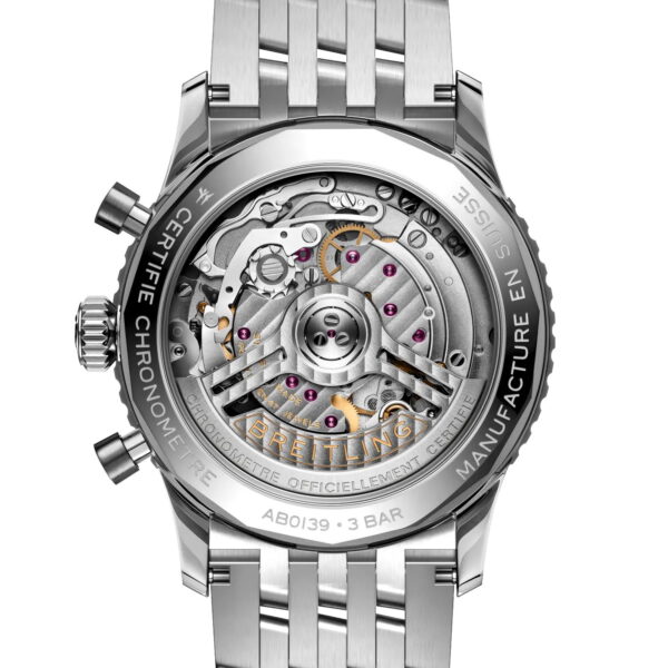 Auf der Rückseite des Breitling Navitimer B01 Chronographen befindet sich ein transparentes Gehäuse, das den Blick auf die komplexen mechanischen Zahnräder und Bauteile freigibt. Das Edelstahlarmband und die Gravur auf dem Gehäuse sind deutlich zu erkennen.