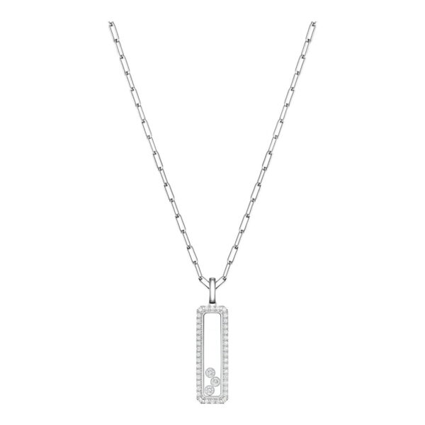 Eine silberne „Happy Diamonds“-Halskette von Chopard mit einem rechteckigen, durchbrochenen Anhänger, der mit kleinen klaren Steinen verziert ist und an dessen Basis zwei größere Steine gefasst sind.