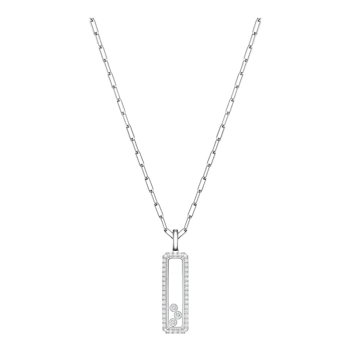 Eine silberne „Happy Diamonds“-Halskette von Chopard mit einem rechteckigen, durchbrochenen Anhänger, der mit kleinen klaren Steinen verziert ist und an dessen Basis zwei größere Steine gefasst sind.