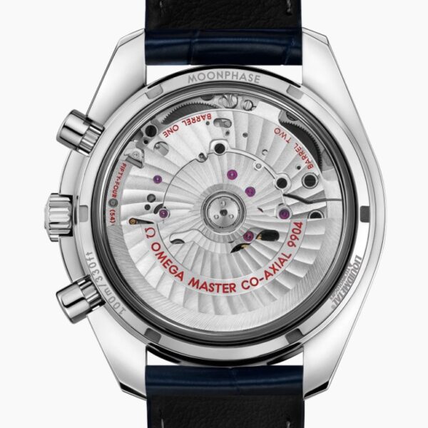 Rückansicht der OMEGA Speedmaster Moonwatch, die das komplexe mechanische Uhrwerk mit der Aufschrift „Omega Master Co-Axial“ zeigt, mit einem schwarzen Lederarmband und einem Gehäuseboden aus Saphirglas.