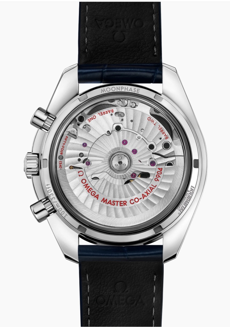 Die Rückansicht der OMEGA Seamaster Diver 300 m 42 mm zeigt das freiliegende mechanische Uhrwerk mit eingraviertem Text, einem silbernen Rotor und einem schwarzen Lederarmband.