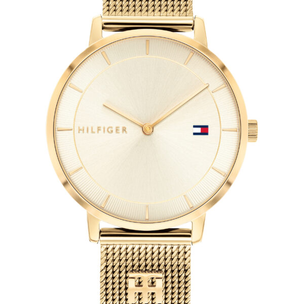 Eine goldene Tommy Hilfiger Tea-Armbanduhr mit einem Mesh-Armband, einem minimalistischen Zifferblatt, schlichten Stundenindizes, dem Schriftzug „Hilfiger“ und dem Tommy Hilfiger-Logo.