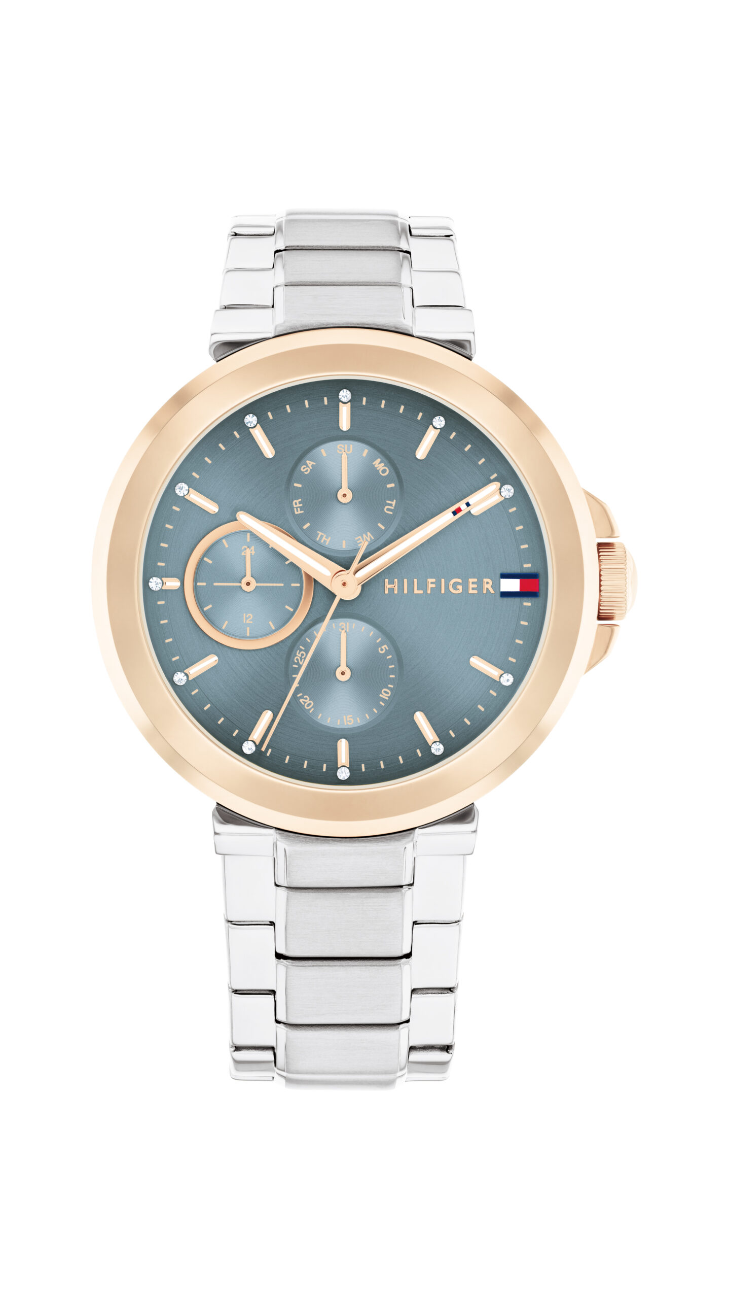 Die Tommy Hilfiger Lori ist eine Armbanduhr mit einem silbernen Metallarmband, einer goldenen Lünette und einem blauen Zifferblatt mit drei Hilfszifferblättern, goldenen Indexen und dem Hilfiger-Logo auf der rechten Seite.