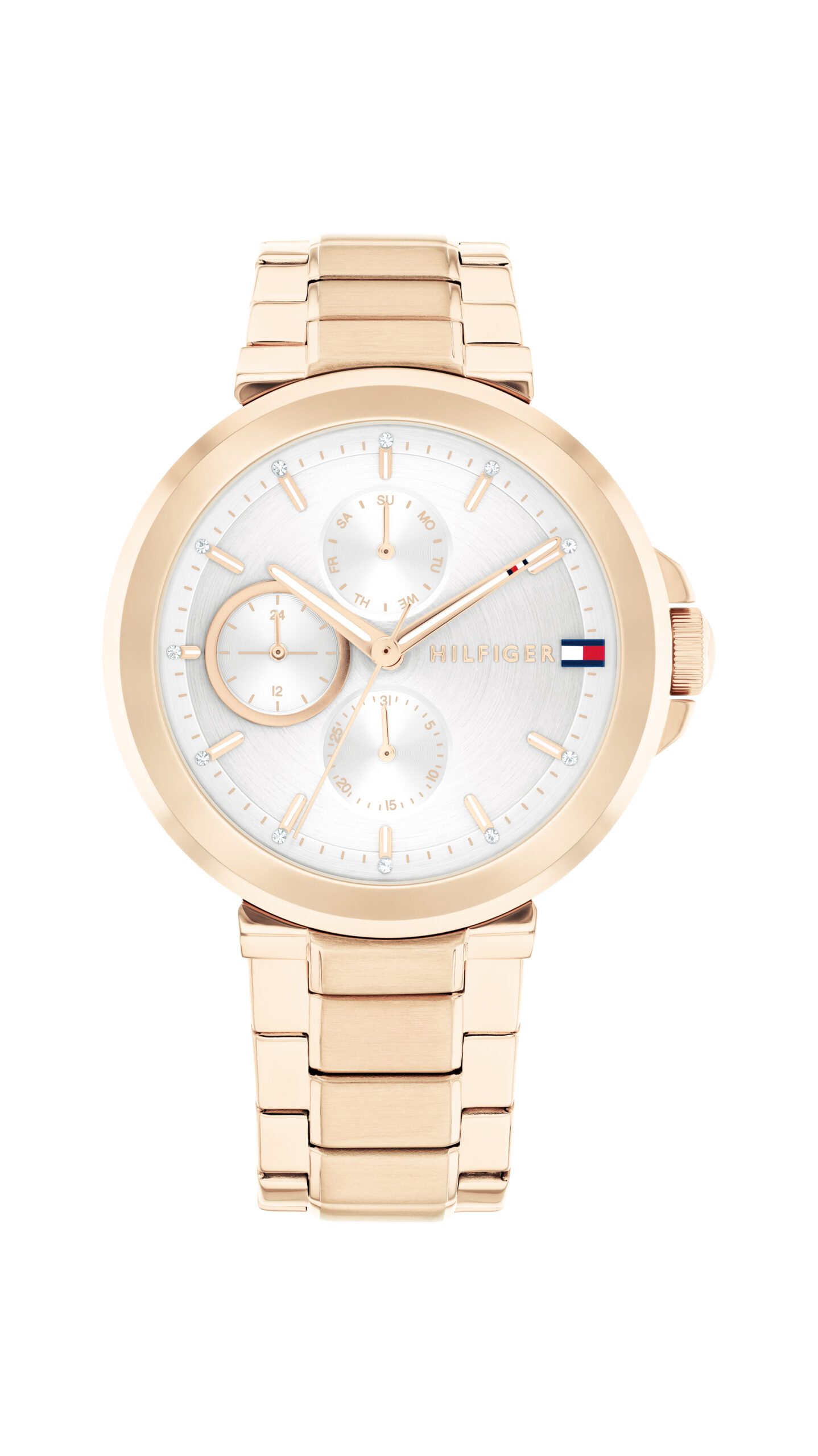 Die Tommy Hilfiger Lori Armbanduhr verfügt über ein goldfarbenes Metallgliederarmband, ein weißes Zifferblatt mit drei Hilfszifferblättern, goldene Stundenindizes und das Tommy Hilfiger-Flaggenlogo auf der rechten Seite des Zifferblatts.