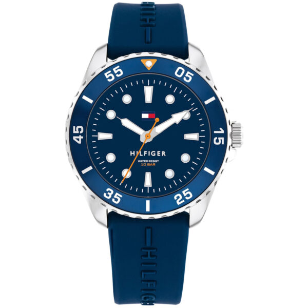 Blaue Tommy Hilfiger-Armbanduhr mit Metalllünette, marineblauem Zifferblatt, orangefarbenem Sekundenzeiger, weißen Indizes und blauem Silikonarmband mit dem Schriftzug „HILFIGER“. Die Uhr ist bis 10 ATM wasserdicht.
