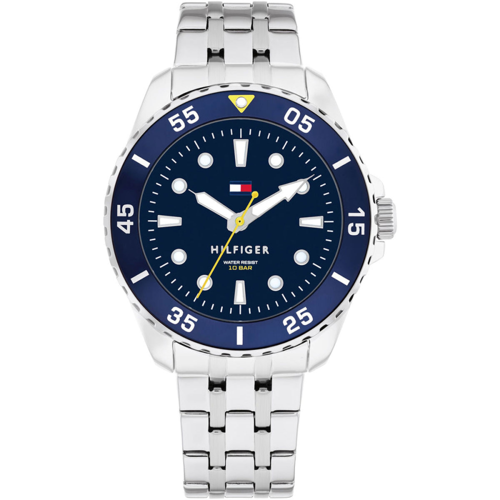 Silberne Armbanduhr mit blauer Lünette und blauem Zifferblatt, weißen Indexen und einem gelben Sekundenzeiger. Auf dem Zifferblatt ist das Tommy-Hilfiger-Logo abgebildet. Das Armband ist aus Metall und poliert.