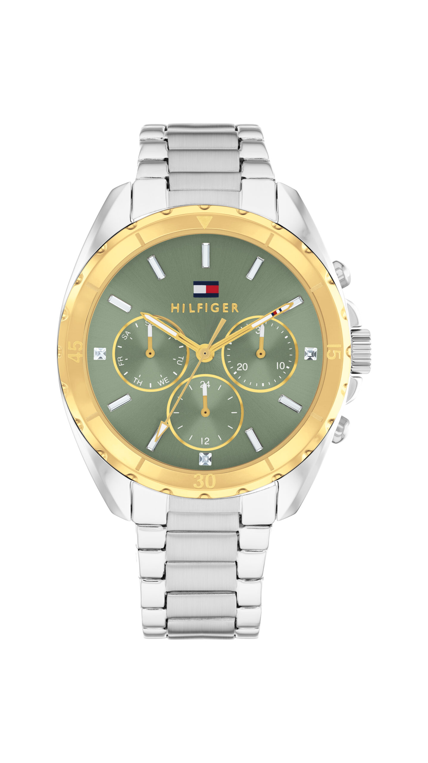 Eine Tommy Hilfiger Melli-Armbanduhr mit einem silbernen Metallgliederarmband, grünem Zifferblatt, goldener Lünette, drei Hilfszifferblättern und dem Markennamen „Hilfiger“, der auf dem Zifferblatt unterhalb eines kleinen Logos zu sehen ist.