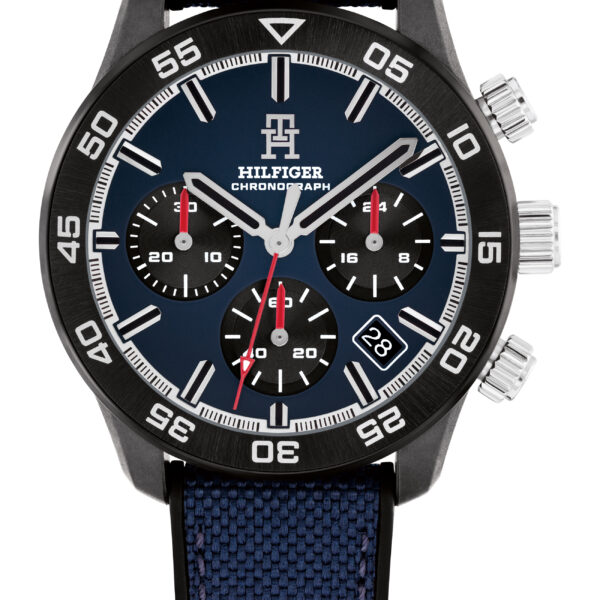 Eine Tommy Hilfiger-Chronographenuhr für Herren mit blauem Zifferblatt, drei Hilfszifferblättern, Datumsanzeige und einem strukturierten blauen Armband. Die Lünette ist schwarz und mit weißen Minutenmarkierungen versehen.