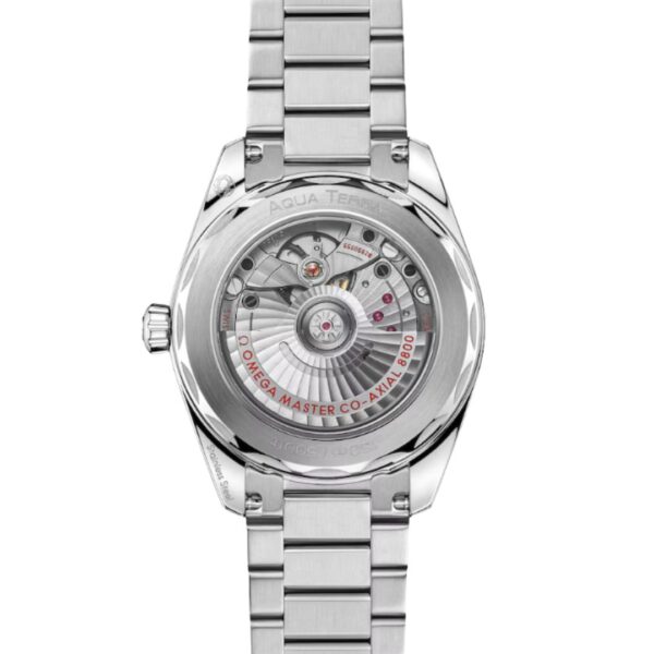Nahaufnahme der Rückseite einer OMEGA Seamaster Aqua Terra 150M, die die Edelstahlkonstruktion, den transparenten Gehäuseboden mit sichtbarem mechanischem Uhrwerk, die eingravierte rote Beschriftung und das Metallarmband zeigt.