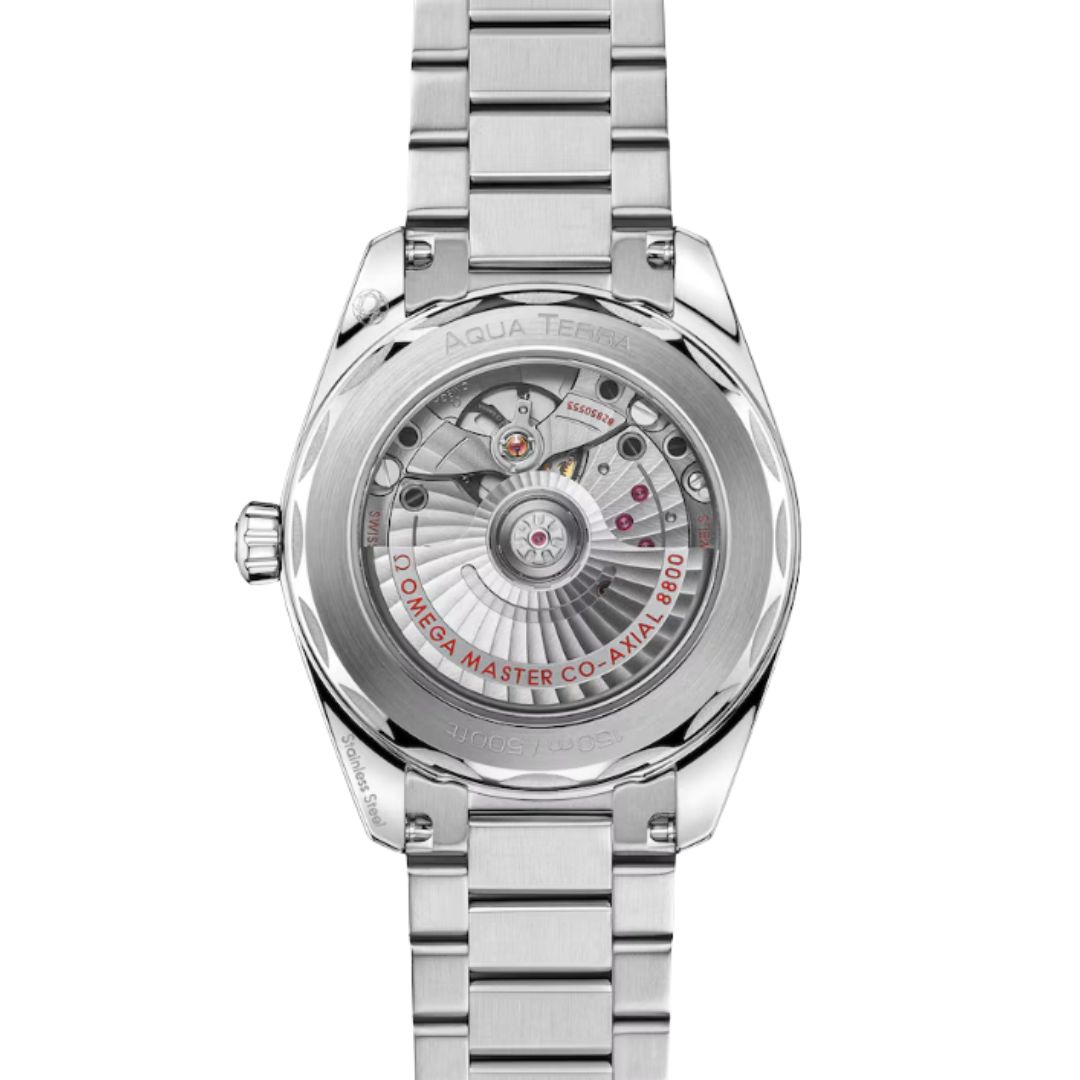 Nahaufnahme der Rückseite einer OMEGA Seamaster Aqua Terra 150M, die die Edelstahlkonstruktion, den transparenten Gehäuseboden mit sichtbarem mechanischem Uhrwerk, die eingravierte rote Beschriftung und das Metallarmband zeigt.