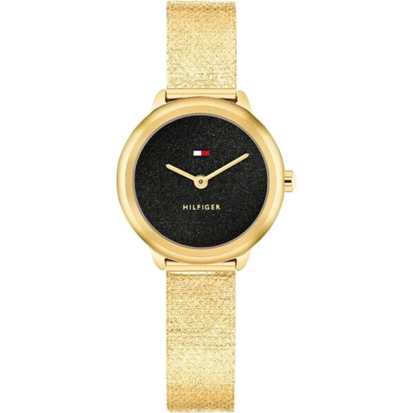 Die Tommy Hilfiger Demi ist eine goldene Armbanduhr mit schwarzem Zifferblatt, auf dem das Tommy Hilfiger-Logo zu sehen ist, sowie goldenen Stunden- und Minutenzeigern und einem strukturierten goldenen Armband. Das minimalistische Zifferblatt kommt ohne Ziffern und Indizes aus.