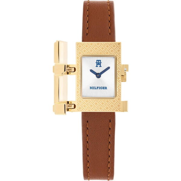 Eine goldene Tommy Hilfiger-Armbanduhr mit einem braunen Lederarmband und einem rechteckigen Zifferblatt. Die goldene Abdeckung ist geöffnet und gibt den Blick auf das weiße Zifferblatt der Uhr mit blauen Zeigern und dem Logo frei.