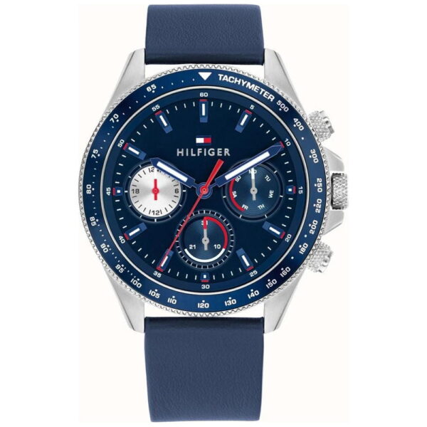 Die Tommy Hilfiger Clark Armbanduhr verfügt über ein blaues Zifferblatt und ein blaues Armband, ein silbernes Gehäuse, drei Hilfszifferblätter, eine Tachymeterskala sowie silberne Indexe und Zeiger.