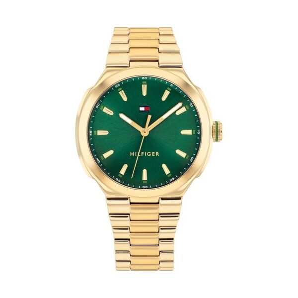 Die Tommy Hilfiger Georgia ist eine goldene Armbanduhr mit einem metallischen Armband und einem grünen Zifferblatt mit goldenen Indexen und Zeigern. Auf dem Zifferblatt sind das Tommy Hilfiger-Logo und der Markenname zu sehen.