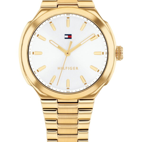 Eine goldene Armbanduhr der Marke Tommy Hilfiger Georgia mit weißem Zifferblatt, goldenen Indexen und Zeigern sowie einem goldenen Metallarmband. Unterhalb der 12-Uhr-Position sind das Hilfiger-Logo und der Markenname zu sehen.