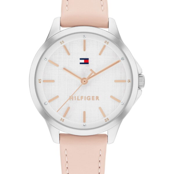 Die Tommy Hilfiger Chloe ist eine hellrosa Armbanduhr mit Lederarmband, die sich durch ein silbernes Gehäuse, ein weißes Zifferblatt, goldene Indexe und das Tommy Hilfiger-Logo unterhalb der 12-Uhr-Markierung auszeichnet.