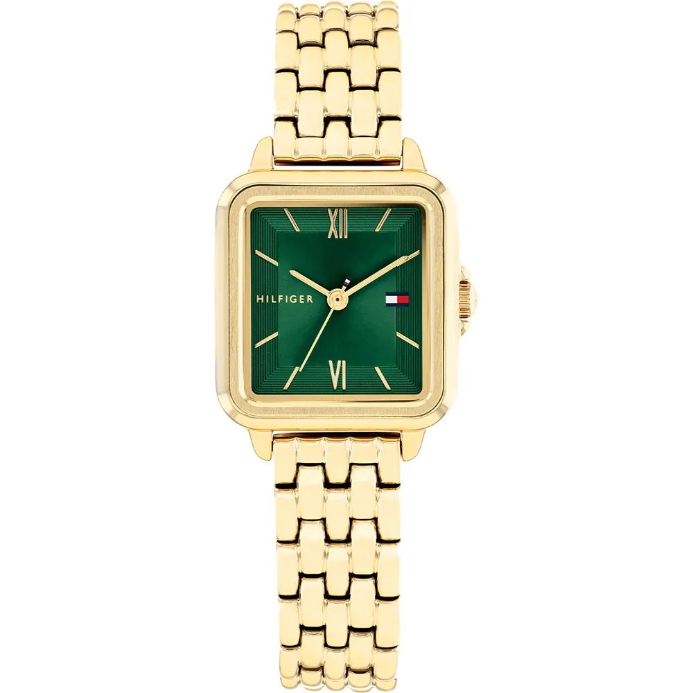 Eine goldene Tommy Hilfiger Mia-Armbanduhr mit einem rechteckigen grünen Zifferblatt mit römischen Ziffern, einem goldenen Gliederarmband und dem Hilfiger-Logo mit einer kleinen Flagge auf dem Zifferblatt.