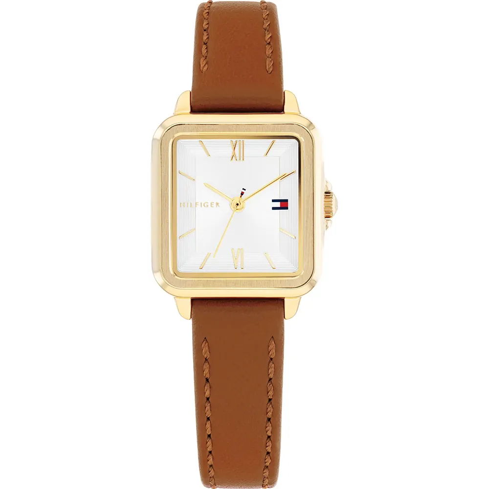 Eine quadratische Tommy Hilfiger Mia-Uhr in Gold mit weißem Zifferblatt und goldenen römischen Ziffern, einem braunen Lederarmband und dem Tommy Hilfiger-Logo auf der rechten Seite des Zifferblatts.
