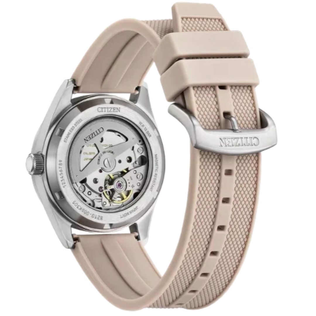 Rückansicht der Armbanduhr „Citizen Automatik Diver’s Style 38,5 mm“ mit transparentem Gehäuse, das den Blick auf das Innenleben freigibt, und einem hellbeigen, strukturierten Kautschukarmband mit silberner Schließe.