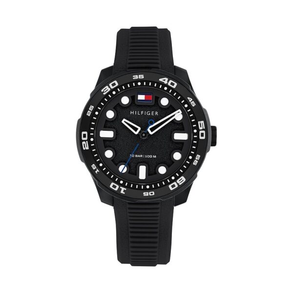 Die Tommy Hilfiger Regatta ist eine schwarze Analog-Armbanduhr mit rundem Zifferblatt, markanten weißen Indexen, weißen Zeigern und einem schwarzen Kautschukarmband. Das charakteristische Hilfiger-Logo befindet sich direkt unterhalb der 12-Uhr-Position.
