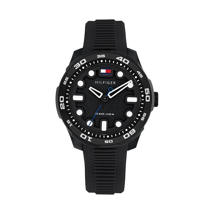 Die Tommy Hilfiger Regatta ist eine schwarze Analog-Armbanduhr mit rundem Zifferblatt, markanten weißen Indexen, weißen Zeigern und einem schwarzen Kautschukarmband. Das charakteristische Hilfiger-Logo befindet sich direkt unterhalb der 12-Uhr-Position.