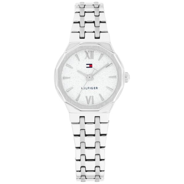 Tommy Hilfiger Mackenzie: Eine silberne Armbanduhr mit einem Metallgliederarmband, einem weißen, glitzernden Zifferblatt mit römischen Ziffern und schlichten Stundenindizes sowie einem kleinen rot-weiß-blauen Flaggenlogo unterhalb der 12-Uhr-Position.