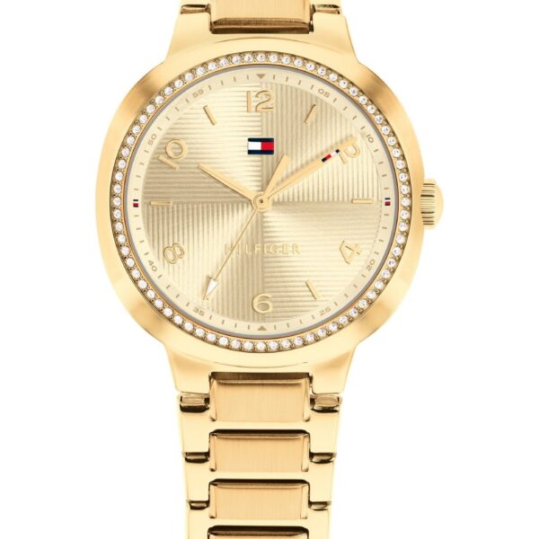 Goldfarbene Savannah-Armbanduhr mit rundem Zifferblatt, auf dem das Tommy Hilfiger-Logo zu sehen ist, schlichten Stundenindizes, einer mit Kristallen besetzten Lünette und einem goldenen Gliederarmband.