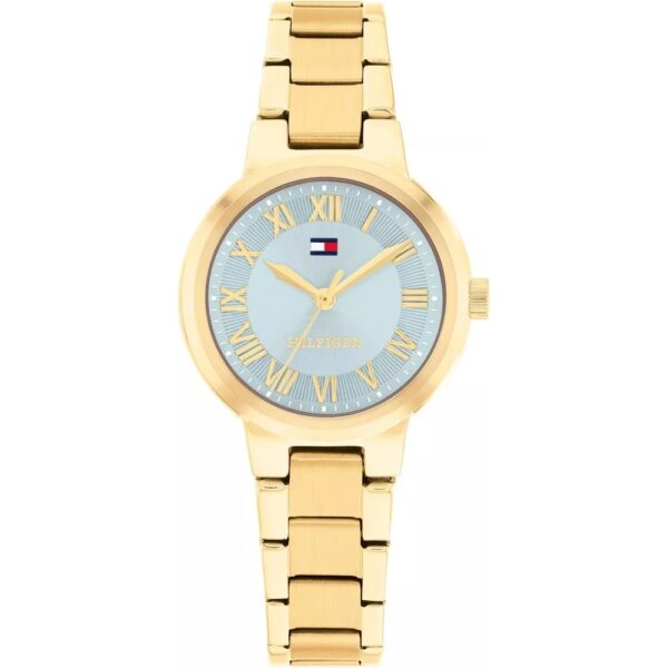 Eine Tommy Hilfiger Becca-Armbanduhr mit einem goldenen Metallgliederarmband, einem hellblauen Zifferblatt mit goldenen römischen Ziffern und drei Zeigern sowie dem Hilfiger-Logo und dem Markennamen auf dem Zifferblatt.