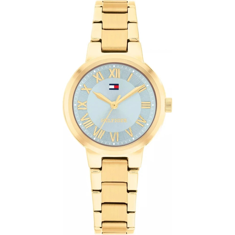 Eine Tommy Hilfiger Becca-Armbanduhr mit einem goldenen Metallgliederarmband, einem hellblauen Zifferblatt mit goldenen römischen Ziffern und drei Zeigern sowie dem Hilfiger-Logo und dem Markennamen auf dem Zifferblatt.