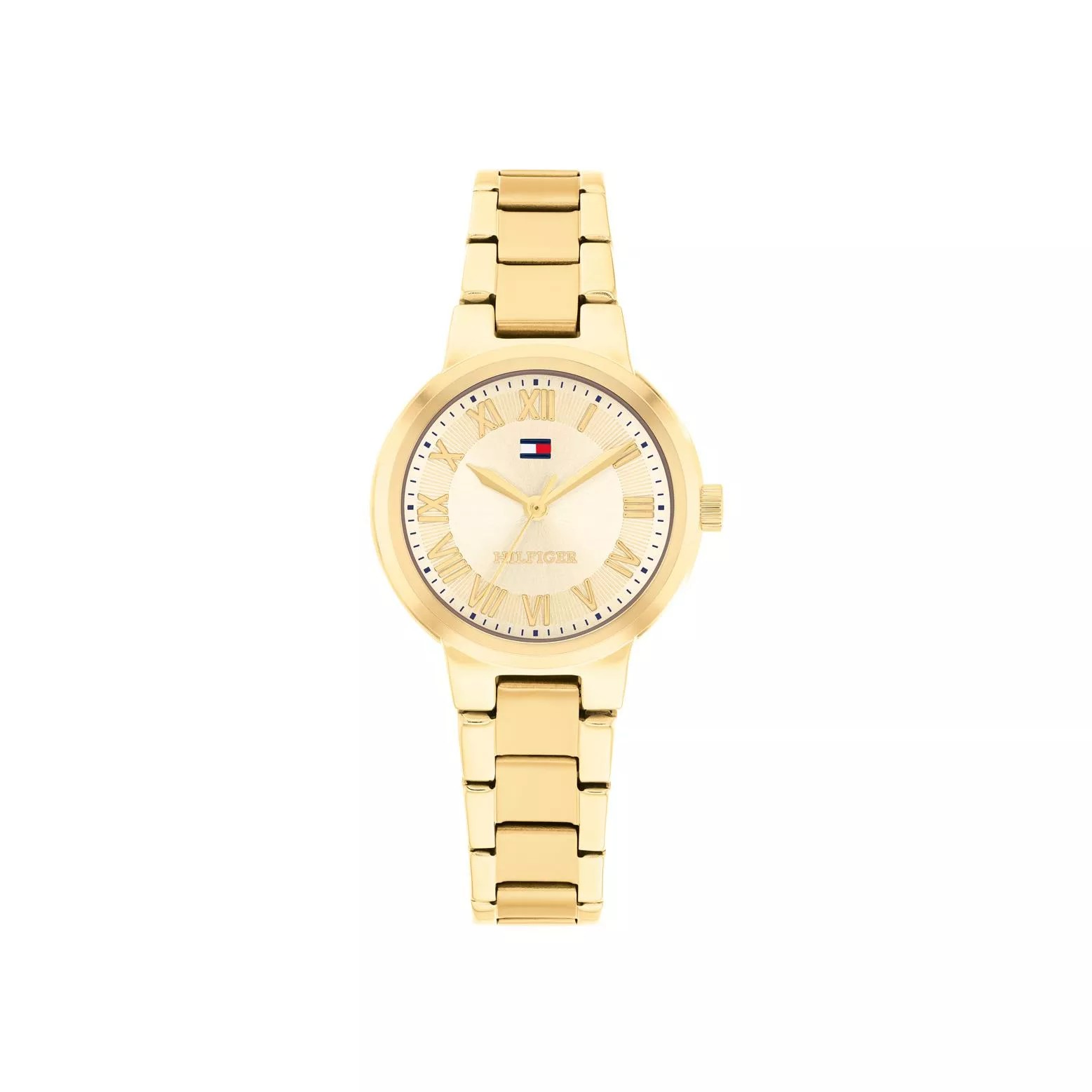 Eine goldene Armbanduhr der Marke Tommy Hilfiger „Becca“ mit einem metallischen Armband, römischen Ziffern und einem kleinen rot-weiß-blauen Tommy-Hilfiger-Logo auf dem Zifferblatt ist vor einem weißen Hintergrund abgebildet.