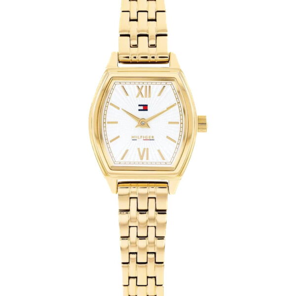 Die Tommy Hilfiger Norah ist eine goldene Armbanduhr mit einem weißen Zifferblatt mit goldenen römischen Ziffern, einem goldenen Gliederarmband und dem charakteristischen Tommy Hilfiger-Flaggenlogo in der Mitte.