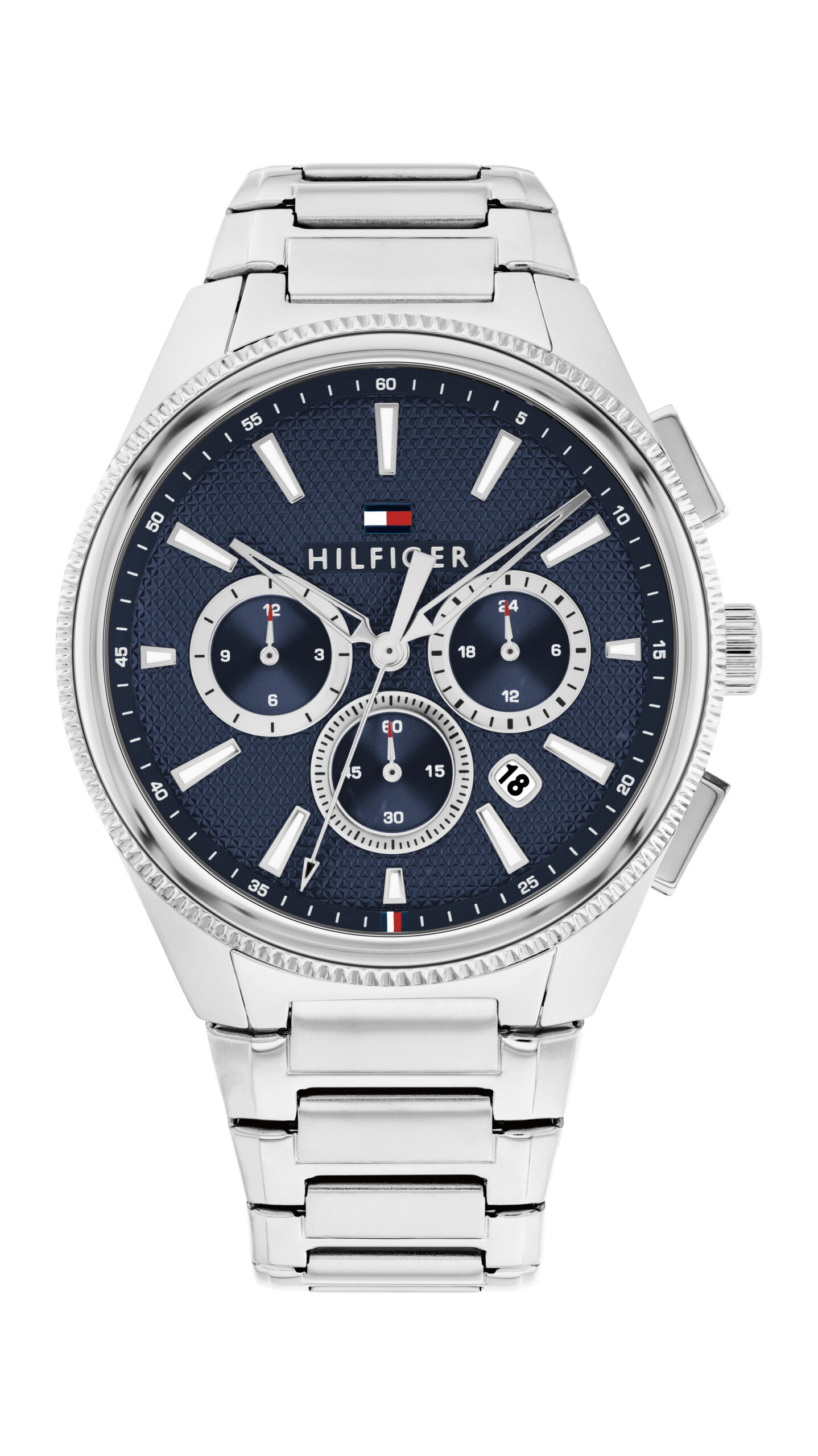 Wir präsentieren die Sam Multifunktion: eine silberne Armbanduhr mit blauem, strukturiertem Zifferblatt, drei Hilfszifferblättern, silbernen Indexen und dem Hilfiger-Logo oben am Zifferblatt. Das Metallarmband besticht durch seine polierte Oberfläche.