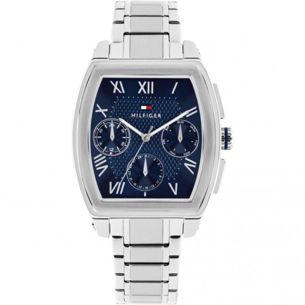 Die „Tommy Hilfiger Oxford Blue“ ist eine silberfarbene Herrenuhr mit einem rechteckigen blauen Zifferblatt mit römischen Ziffern, drei Hilfszifferblättern, einem Metallgliederarmband und dem Markenlogo unterhalb der 12-Uhr-Markierung.