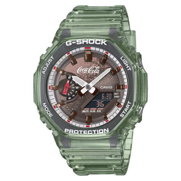Eine Casio GA-2100CC-3AER Coca-Cola-Armbanduhr mit grünem, transparentem Gehäuse, Coca-Cola-Logo auf dem Zifferblatt, braunen und silbernen Akzenten, einer Kombination aus digitaler und analoger Anzeige sowie verschiedenen Funktionsbeschriftungen rund um die Lünette.
