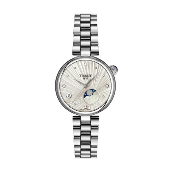Die Tissot Desir 29,6 mm verfügt über ein silberfarbenes, rundes Gehäuse mit einem Zifferblatt im Sunburst-Muster, einer Mondphasenanzeige, einem Datumsfenster und funkelnden Diamant-Indexen. Sie ist mit einem Metallgliederarmband und einer Krone mit blauen Akzenten ausgestattet, und auf dem Zifferblatt ist das „Tissot“-Logo zu sehen.