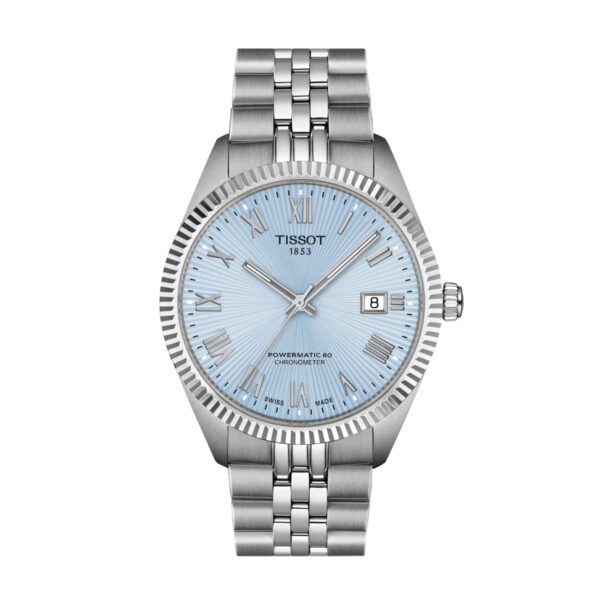 Eine Tissot Ballade 39 mm Armbanduhr mit silbernem Gehäuse, hellblauem Zifferblatt mit römischen Ziffern, einem Datumsfenster bei 3 Uhr und einem Metallgliederarmband. Auf dem Zifferblatt sind die Aufschriften „Powermatic 80 Chronometer“ und „Tissot 1853“ zu sehen.