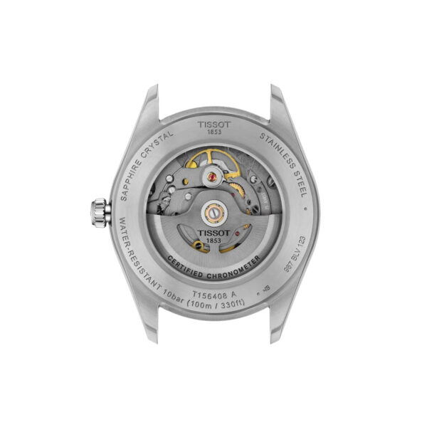 Rückansicht der Tissot Ballade 39 mm mit sichtbarem Automatikwerk, dessen Bauteile beschriftet sind, Saphirglas und einem Edelstahlgehäuse. Die Gravuren geben Auskunft über die Wasserdichtigkeit, die Zertifizierung und spezifische Modellangaben.