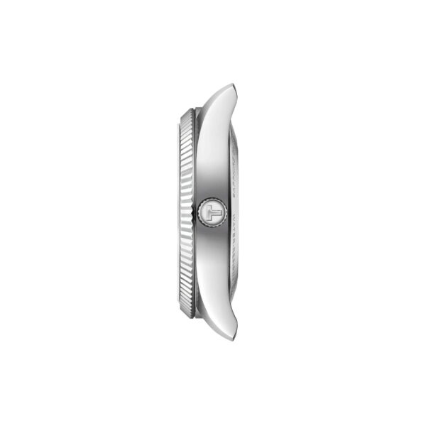 Seitenansicht des silbernen Gehäuses der Tissot Ballade 39 mm, mit geriffelter Lünette und einer mit dem Tissot-Logo verzierten Krone, vor einem schlichten weißen Hintergrund.