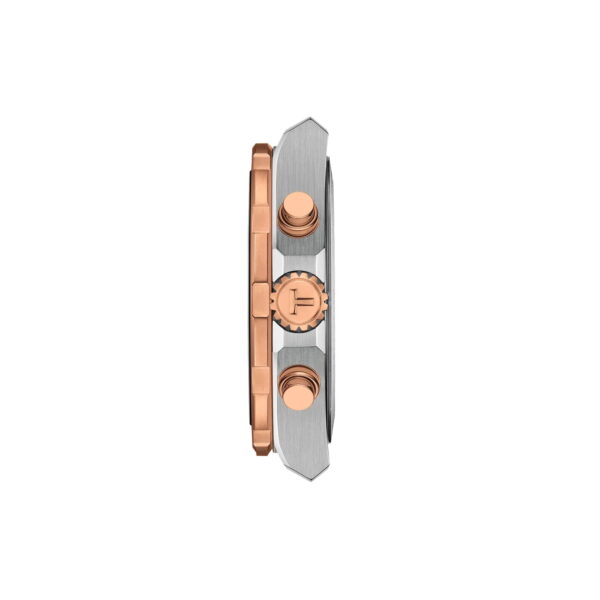 Seitenansicht des Gehäuses der Tissot Supersport Chrono 42 mm Armbanduhr mit zwei Drückern aus Roségold und einer Krone, die alle in ein silber- und roségoldfarbenes Metallgehäuse eingefasst sind, vor weißem Hintergrund.