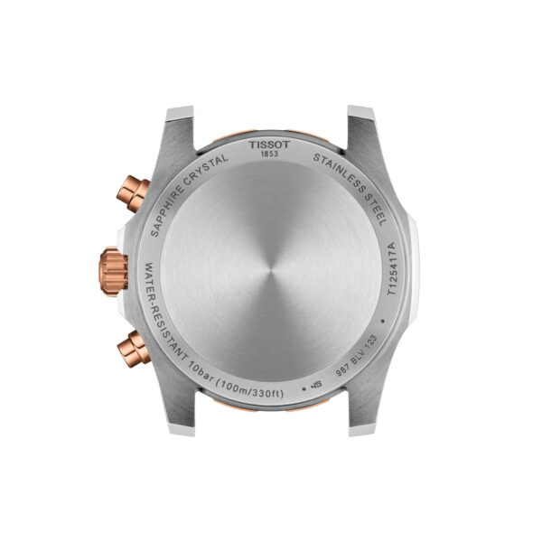 Rückansicht der Tissot Supersport Chrono 42 mm mit Edelstahlgehäuse und roségoldenen Drückern, auf der Angaben zur Wasserdichtigkeit, zum Saphirglas und zur Modellnummer eingraviert sind.