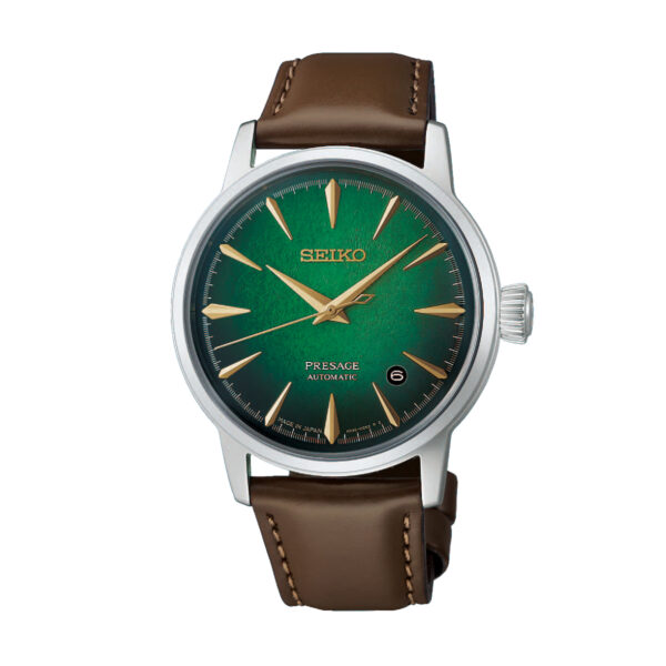 Eine Seiko Presage Cocktail Time Automatik mit Automatikwerk, grünem Zifferblatt mit Sonnenschliff und goldenen Indizes und Zeigern, einem Datumsfenster bei 3 Uhr, einem braunen Lederarmband mit sichtbaren Nähten und einem silbernen Gehäuse.