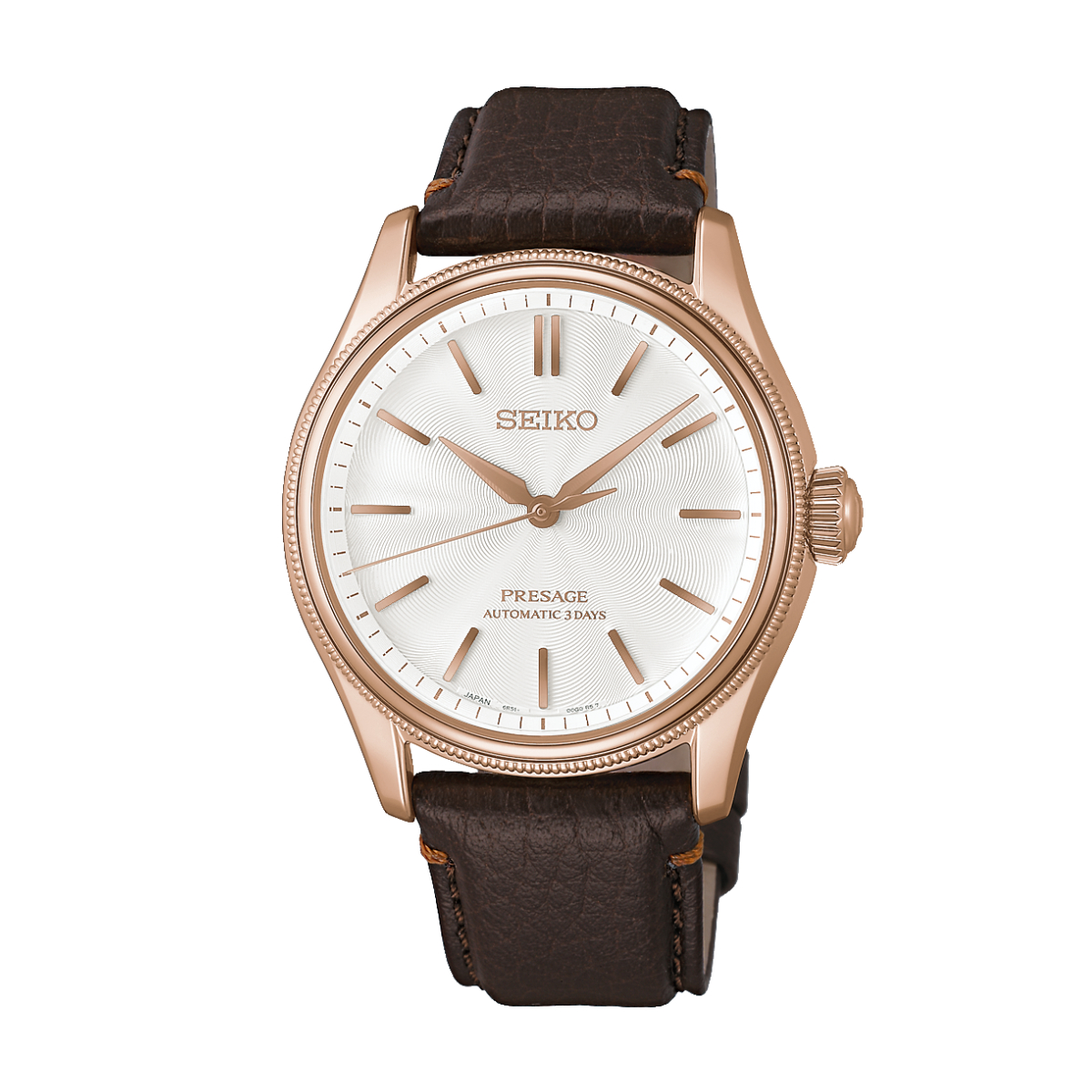 Die Seiko Presage X Tomioka Silk Limited Edition verfügt über ein weißes Zifferblatt, ein roségoldfarbenes Gehäuse und ein braunes Lederarmband. Die Uhr ist mit goldenen Indexen und Zeigern verziert, während auf dem Zifferblatt die Aufschriften „SEIKO“ und „PRESAGE AUTOMATIC 3 DAYS“ zu sehen sind.