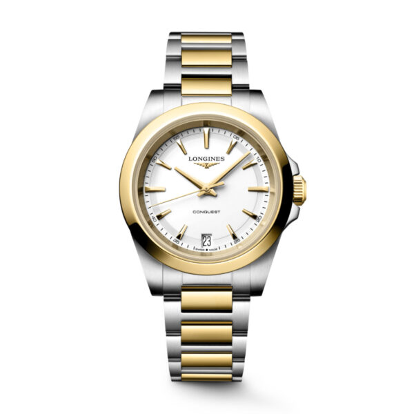 Eine Longines Conquest Armbanduhr mit einem zweifarbigen Design in Gold und Silber, weißem Zifferblatt, goldenen Indexen und Zeigern, Datumsfenster bei 6 Uhr und einem Metallarmband.