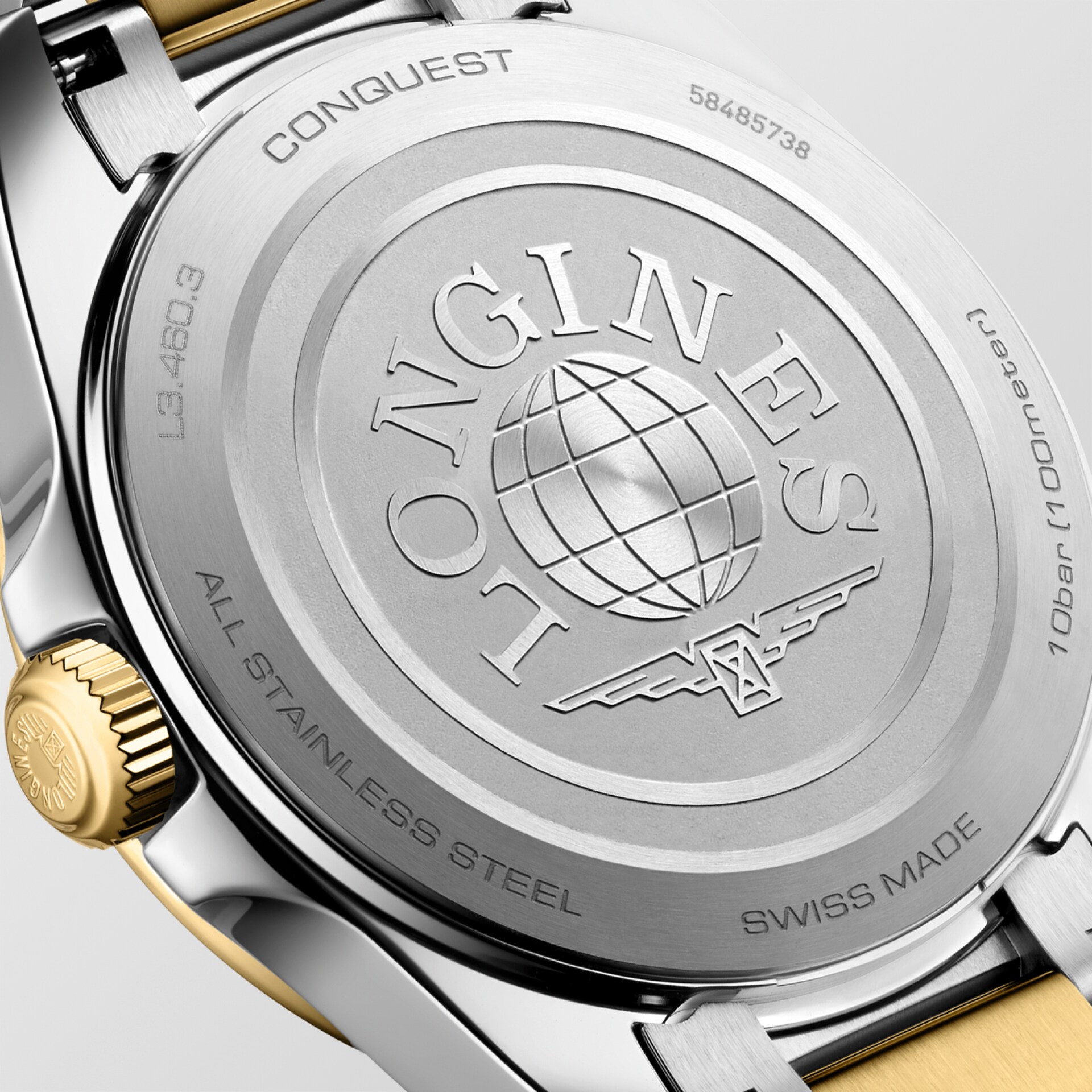 Nahaufnahme des Gehäusebodens einer Longines Conquest, auf dem die eingravierten Logos, das Globus-Emblem, die Seriennummer und Beschriftungen wie „All Stainless Steel“, „Swiss Made“ sowie Angaben zur Wasserdichtigkeit zu sehen sind.