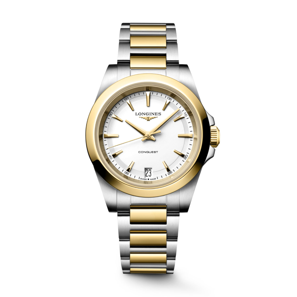 Eine Longines Conquest Armbanduhr mit einem zweifarbigen Design in Gold und Silber, weißem Zifferblatt, goldenen Indexen und Zeigern, Datumsfenster bei 6 Uhr und einem Metallarmband.