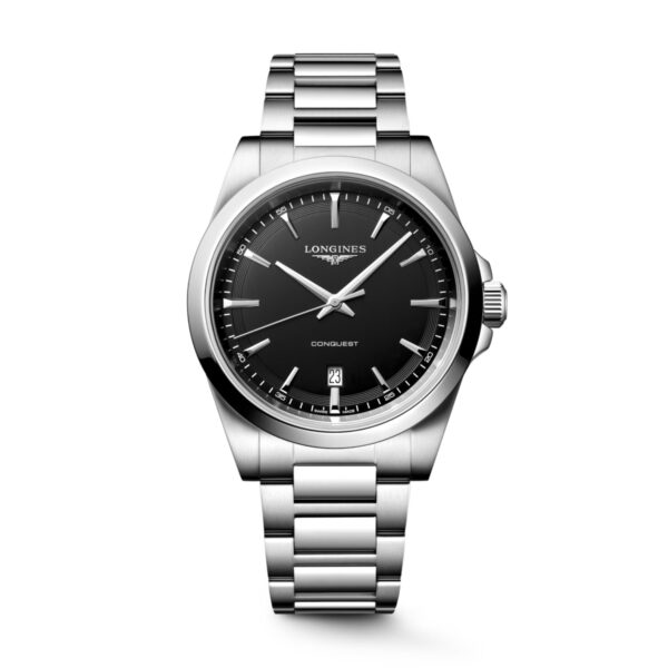 Eine Longines Conquest-Armbanduhr aus Edelstahl mit schwarzem Zifferblatt, silbernen Indexen und einem Datumsfenster bei 6 Uhr, präsentiert an einem Metallgliedarmband vor weißem Hintergrund.