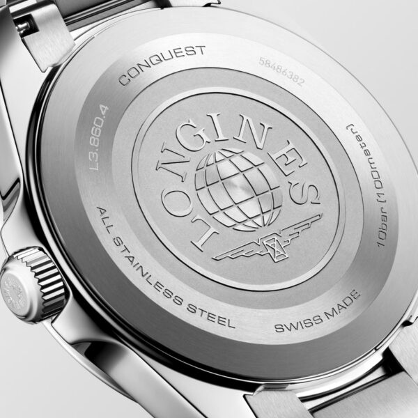 Nahaufnahme der Rückseite der Longines Conquest mit eingraviertem Logo, einem Globus-Motiv und Beschriftungen wie „Swiss Made“ und „All Stainless Steel“.
