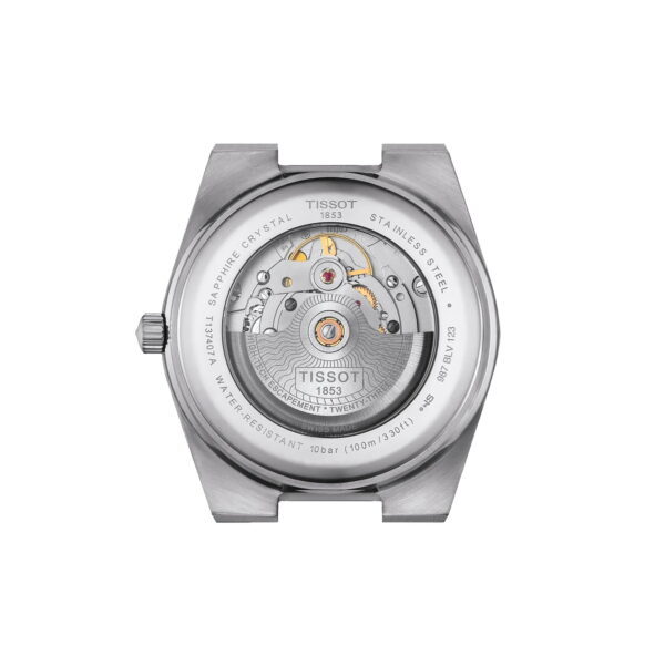 Die Rückseite des Gehäuses der Tissot PRX 40MM zeigt das freiliegende Automatikwerk, gravierte Details sowie Beschriftungen wie „Edelstahl“, „Saphirglas“ und „Wasserdicht“.