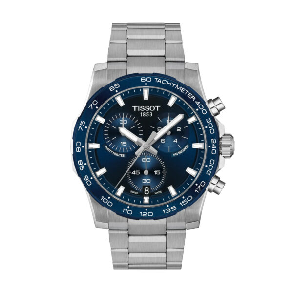 Die Tissot Supersport Chrono 42 mm ist eine silberne Chronographenuhr mit einer blauen Tachymeter-Lünette, einem blauen Zifferblatt mit drei Hilfszifferblättern und einem Datumsfenster sowie einem Metallarmband.