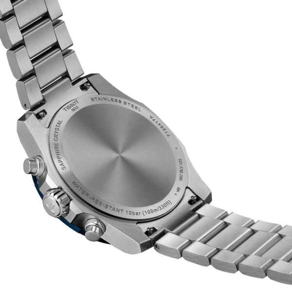 Nahaufnahme der Rückseite der Tissot Supersport Chrono 42 mm mit eingravierten Angaben zur Wasserdichtigkeit, zum Saphirglas und zum Edelstahlarmband. Die Uhr verfügt über zwei Drücker und einen verschraubten Gehäuseboden.